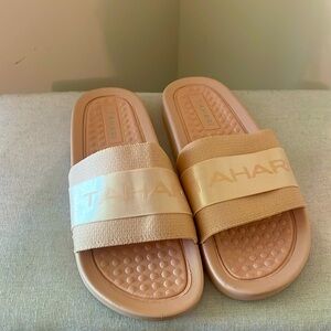 Tahari peach slide sandals, size 10